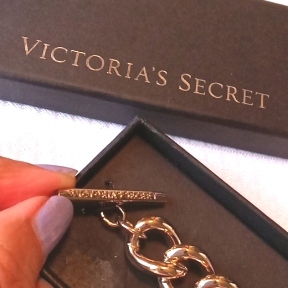 REDUCED!Victoria's Secret Ladies Toggle Close Bracelet -New in Box Gold Tone - Picture 2 of 7